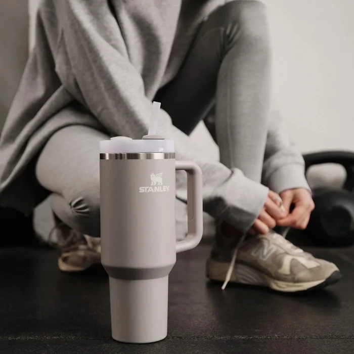 Termosi un termokrūzes Termokrūze ar salmiņu Stanley The Quencher H2.O FlowState Tumbler 1.18l Light Grey